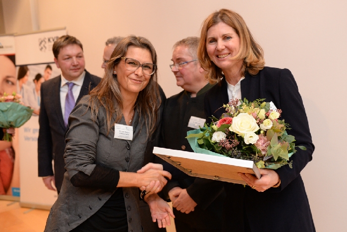 Dr. Regina Klakow-Franck gratuliert PD. Dr. Katharina Hohbach-Hohenfellner Dr. Regina Klakow-Franck gratuliert PD. Dr. Katharina Hohbach-Hohenfellner (Traunstein) zur Nominierung in der Kategorie "Telemedizin", Foto: KVB