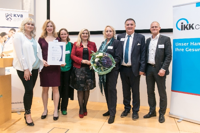 Ehrung von Dr. Friederike Soldo, Preisträgerin der Kategorie "Gelebte Inklusion", Foto: Klaus D. Wolf Gruppenbild mit fünf Frauen und zwei Männern