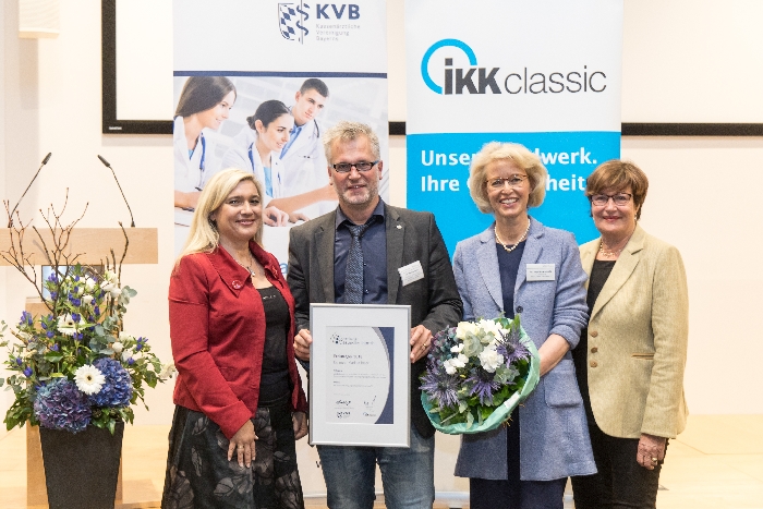 Preisträger Dr. Markus Beier Gratulation an Preisträger Dr. Markus Beier, heute Bundesvorsitzender des Deutschen Hausärzteverbands, Foto: Klaus D. Wolf