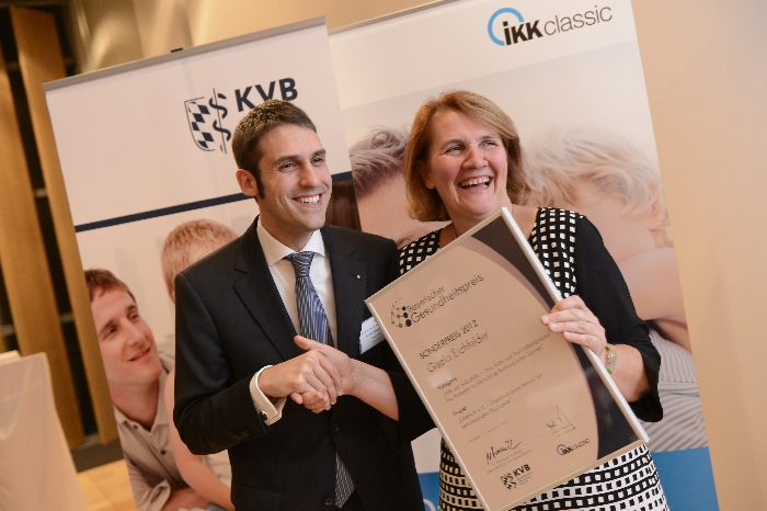 Gisela Eichfelder, Fachärztin für Psychiatrie, zum Sonderpreis Glückwunsch an Gisela Eichfelder, Fachärztin für Psychiatrie, zum Sonderpreis in der Kategorie „Hilfe zur Selbsthilfe – Wie Ärzte und Psychotherapeuten ihre Patienten in die richtige Richtung leiten können“, Foto: KVB